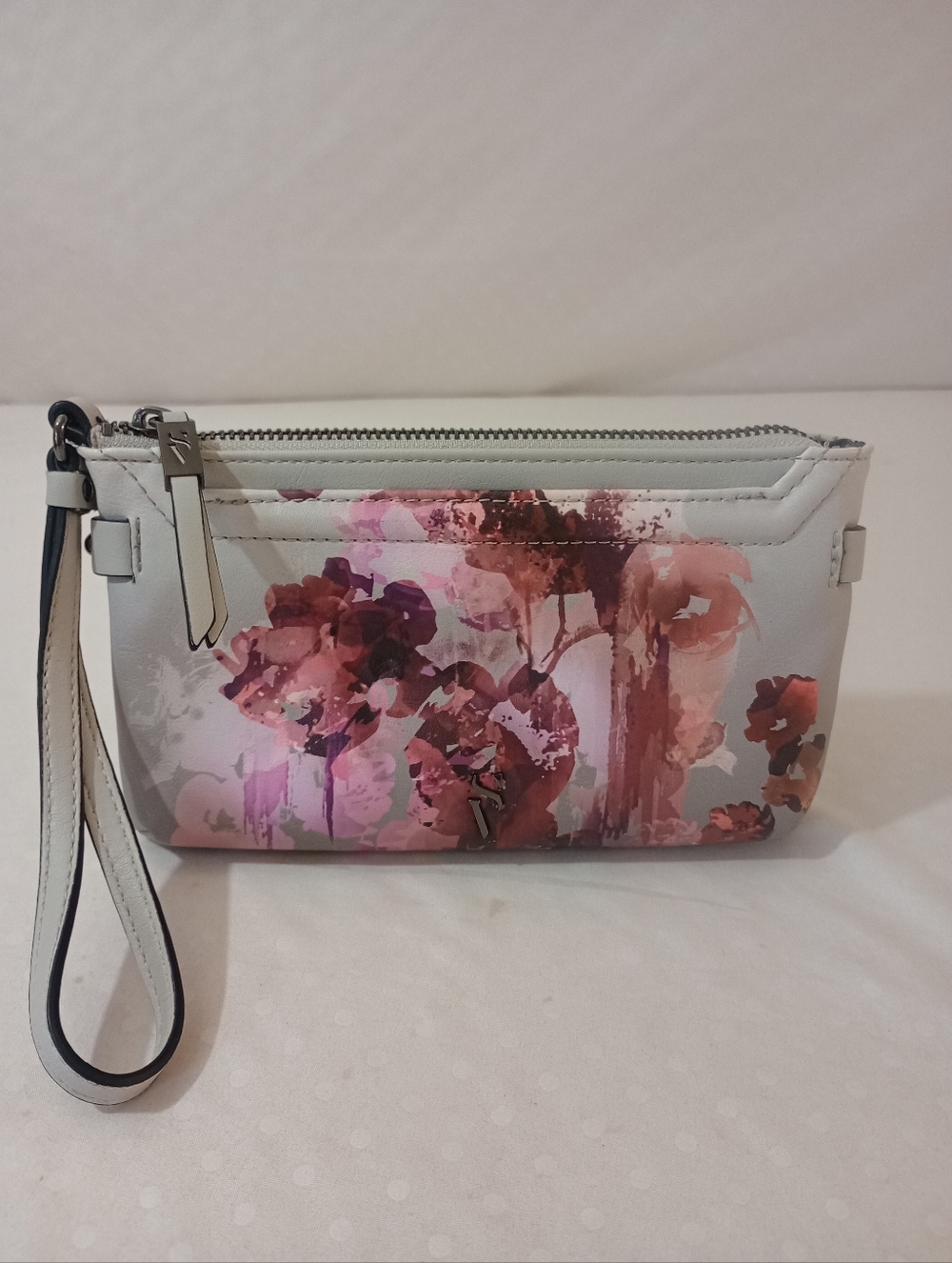 Vera Wang Simply Vera Flower detailing Multiple Compartments Wristlet - Picture 6 of 6